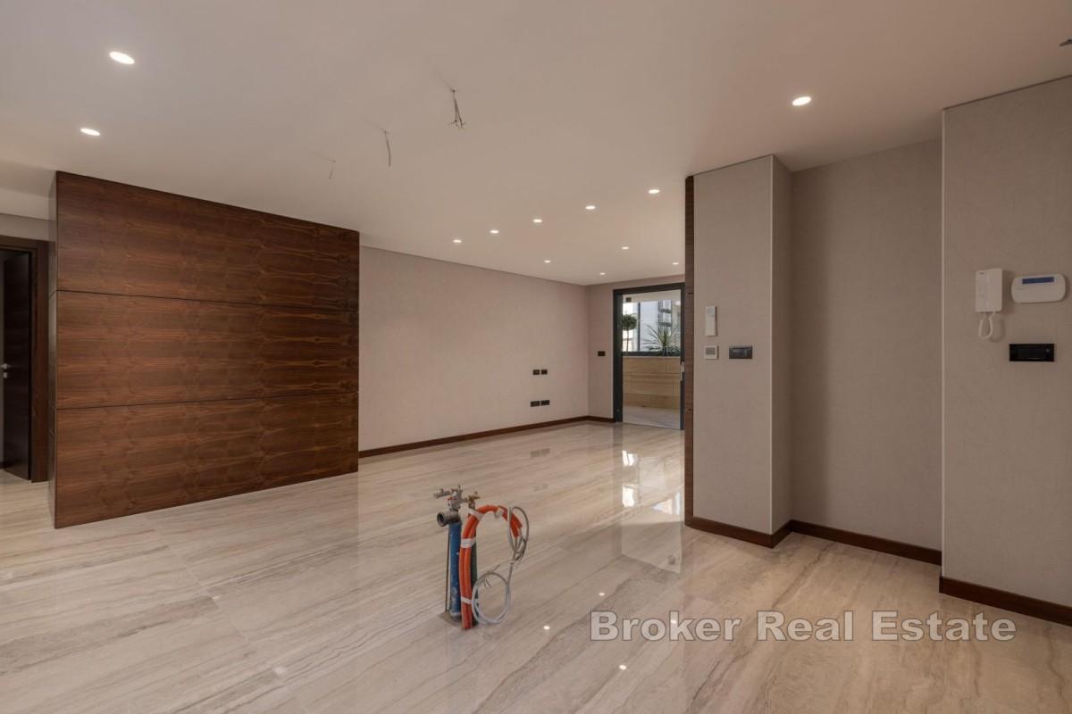 Lägenhet på bottenvåningen i modern villa med privat pool