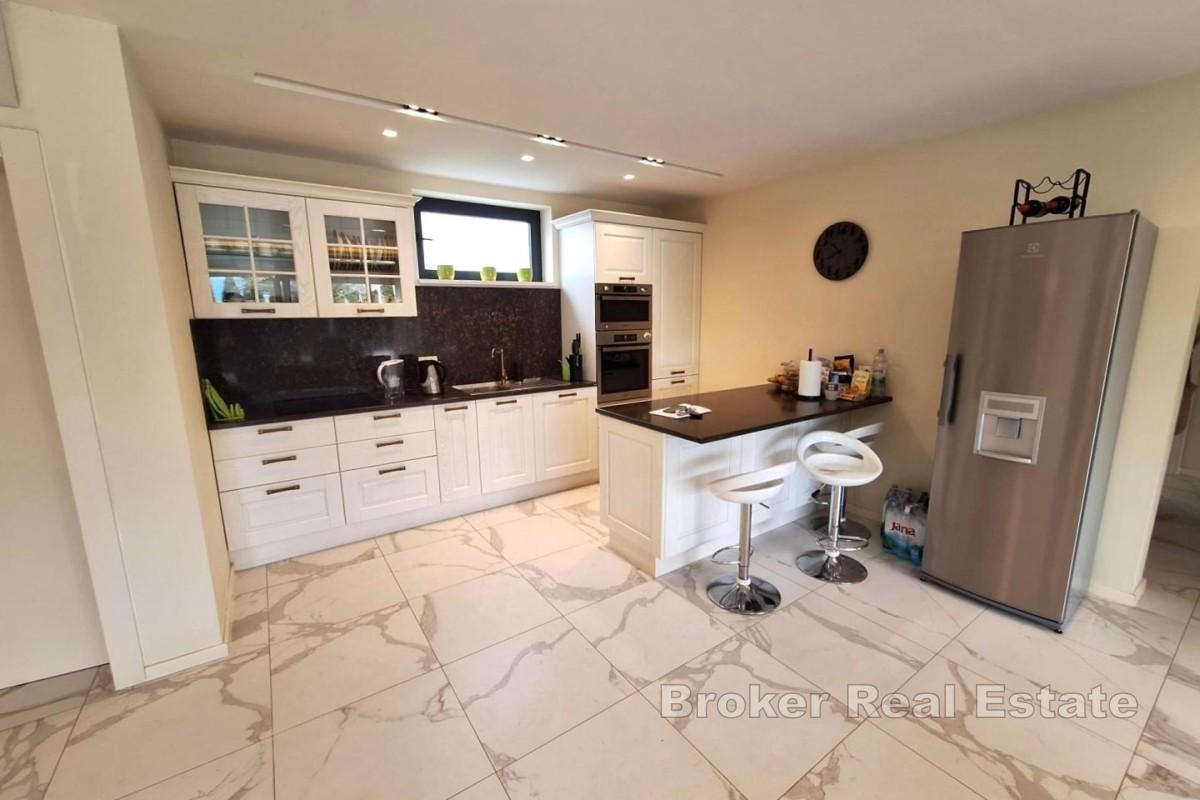 Apartmán v přízemí s bazénem a zahradou