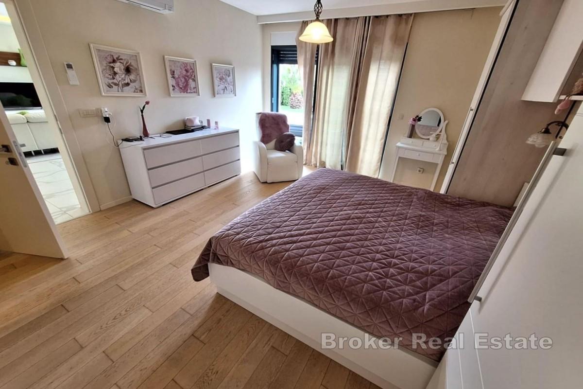 Apartmán v přízemí s bazénem a zahradou