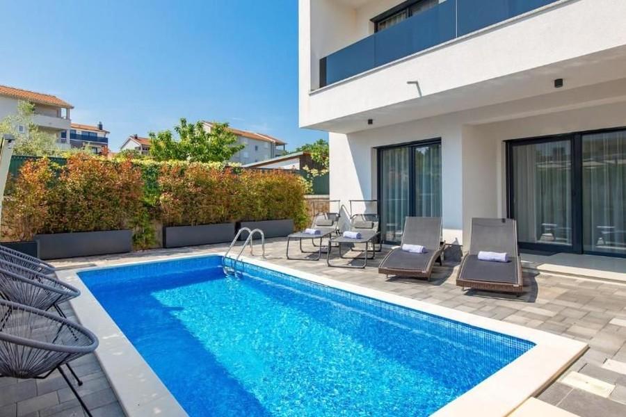 Modernt parhus med pool