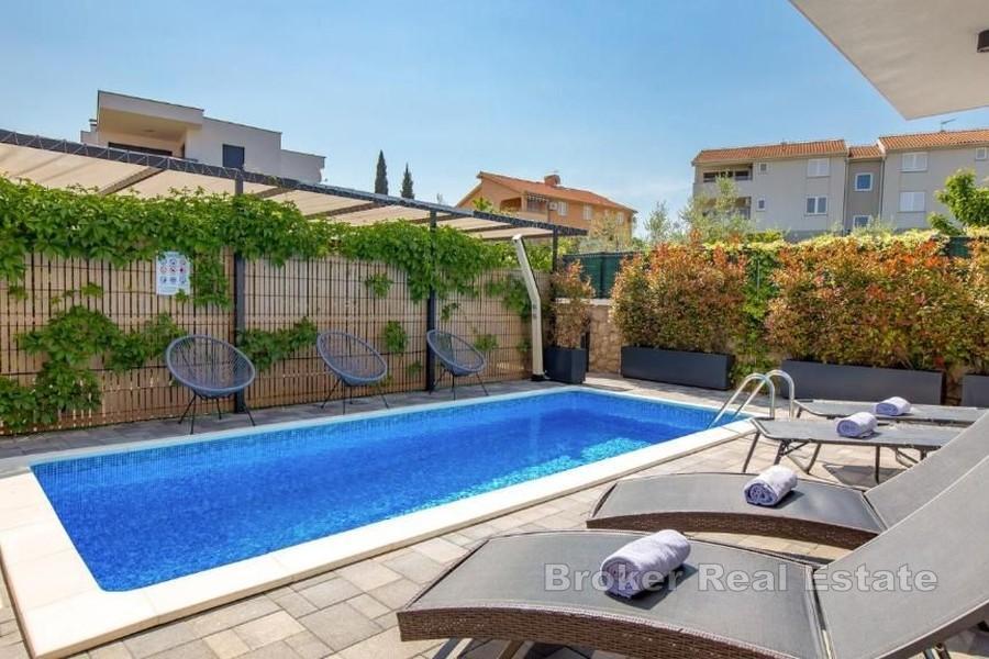 Modernt parhus med pool