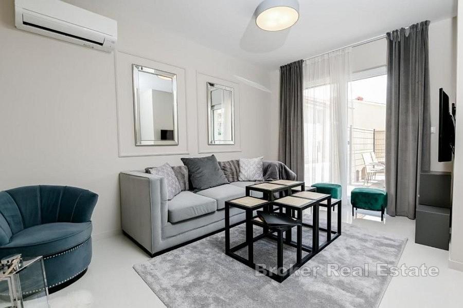 Modernt parhus med pool