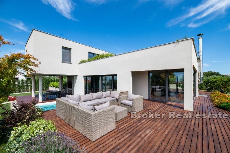 Villa moderna con vista mare