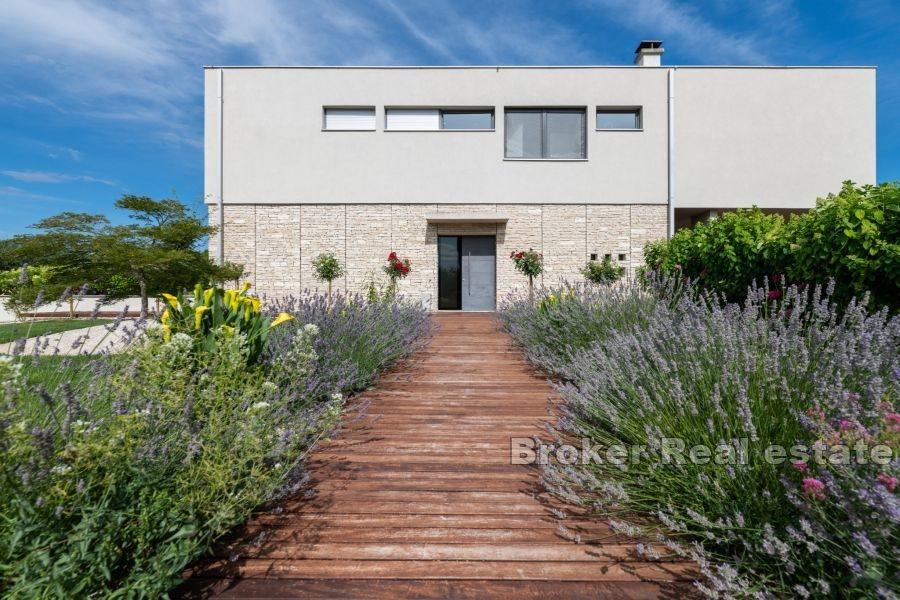 Villa moderna con vista mare