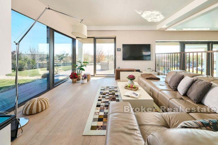 Villa moderna con vista mare