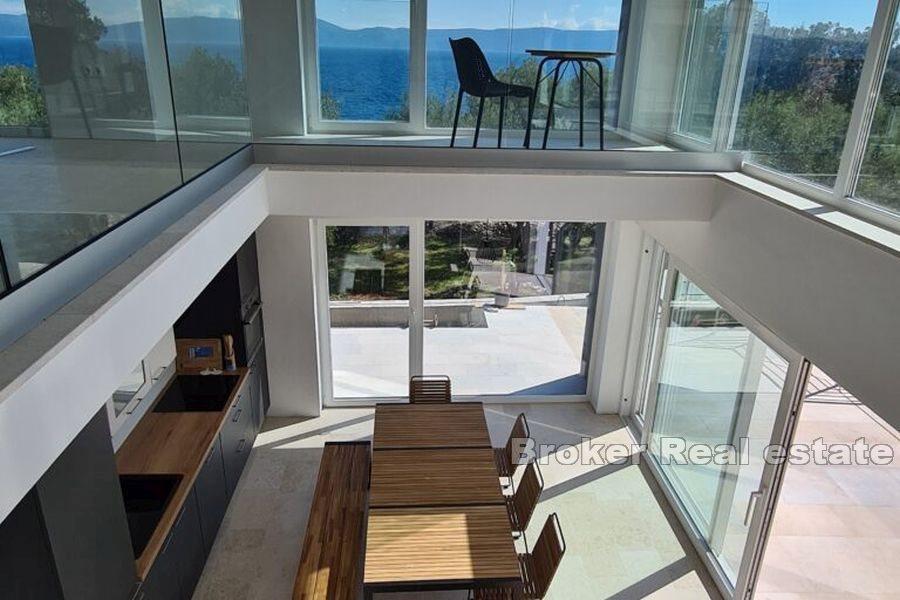 Современный дом с бассейном и видом на море