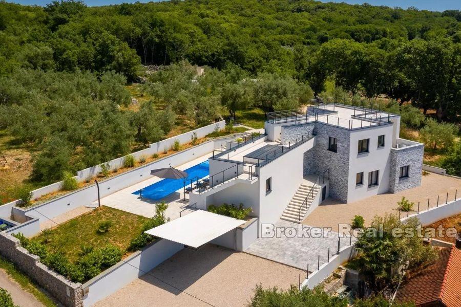 Villa moderna con vista mare e piscina