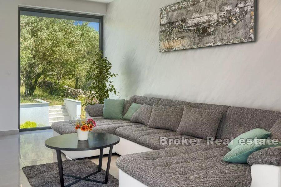 Villa moderna con vista mare e piscina