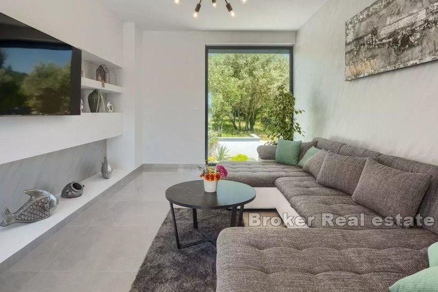 Villa moderna con vista mare e piscina