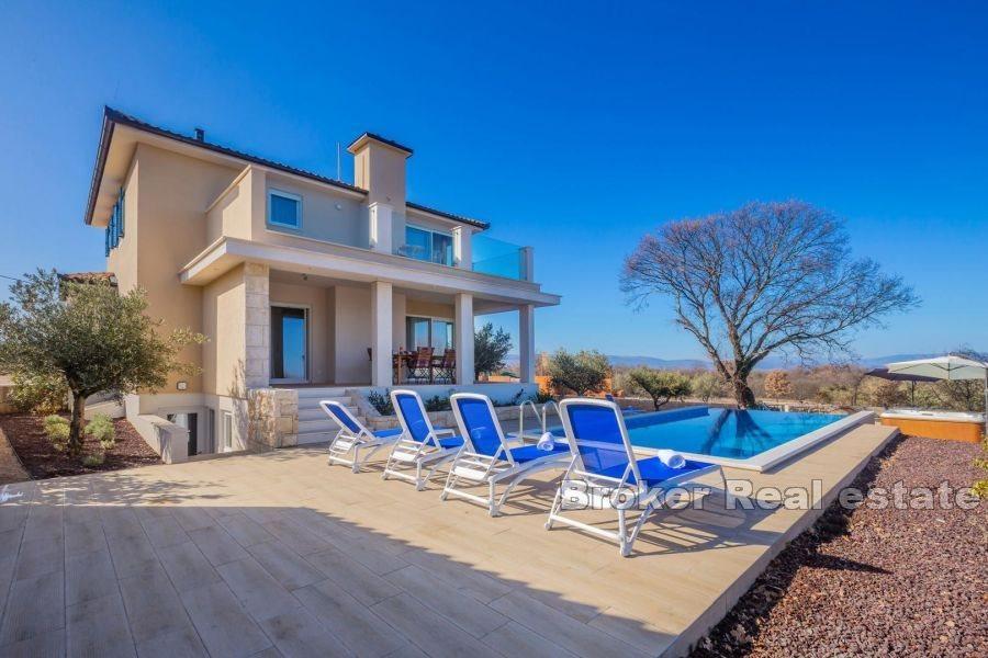 Detached villa with pool