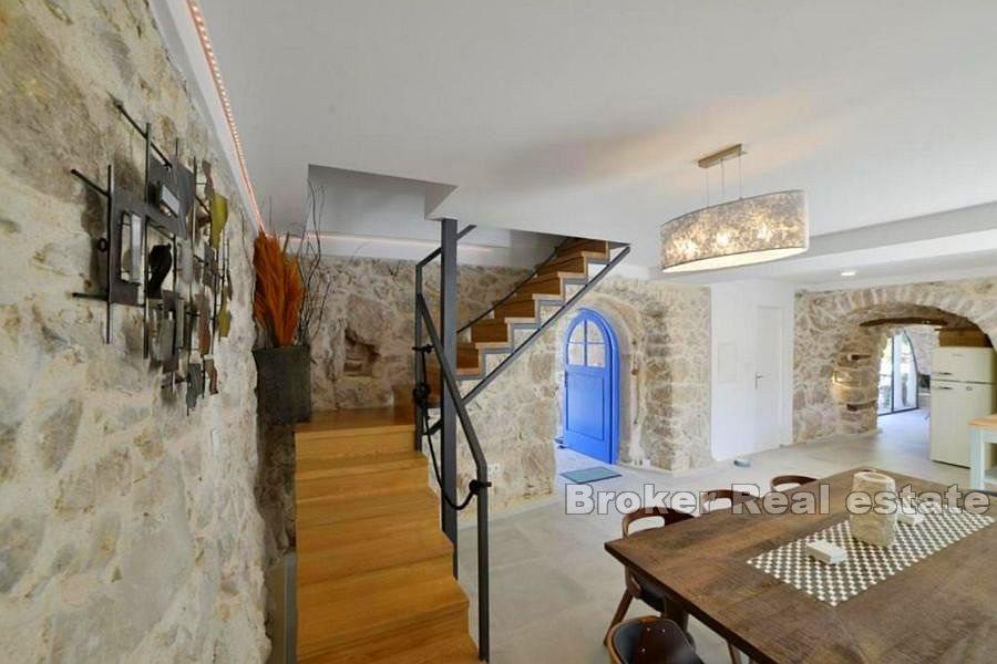 Kamena kuća s bazenom