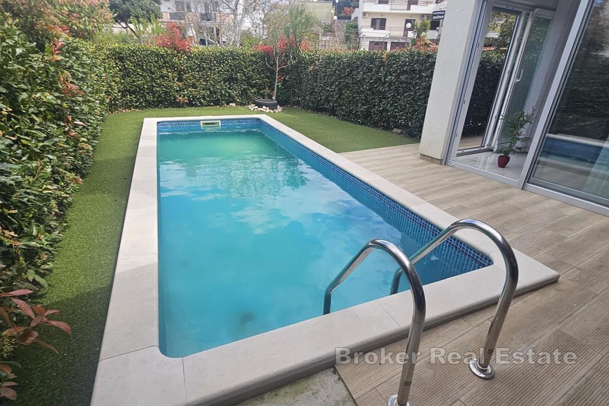 Trevåningslägenhet med pool
