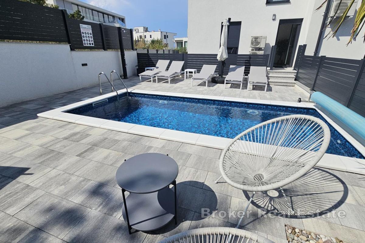 Moderno appartamento con piscina
