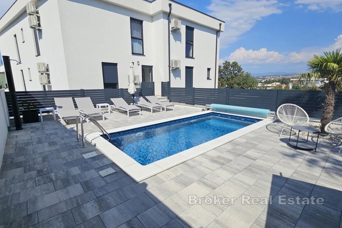 Moderno appartamento con piscina