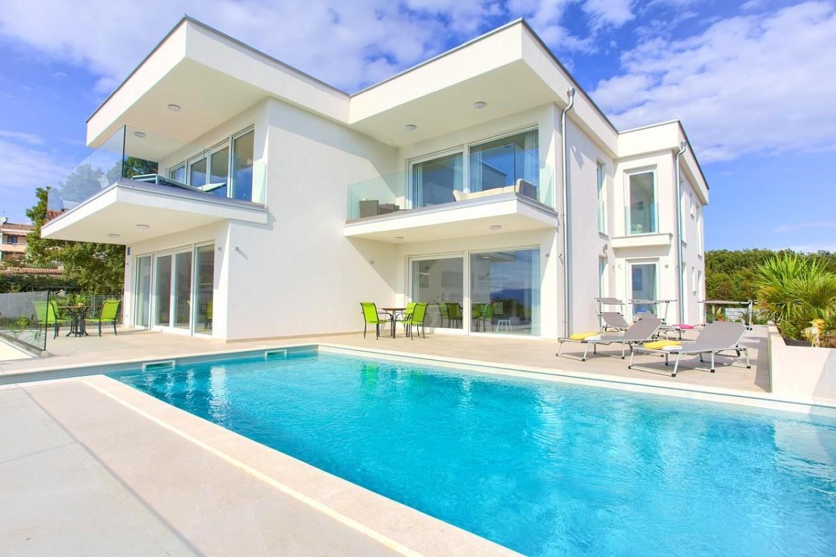 Villa con piscina e quattro appartamenti