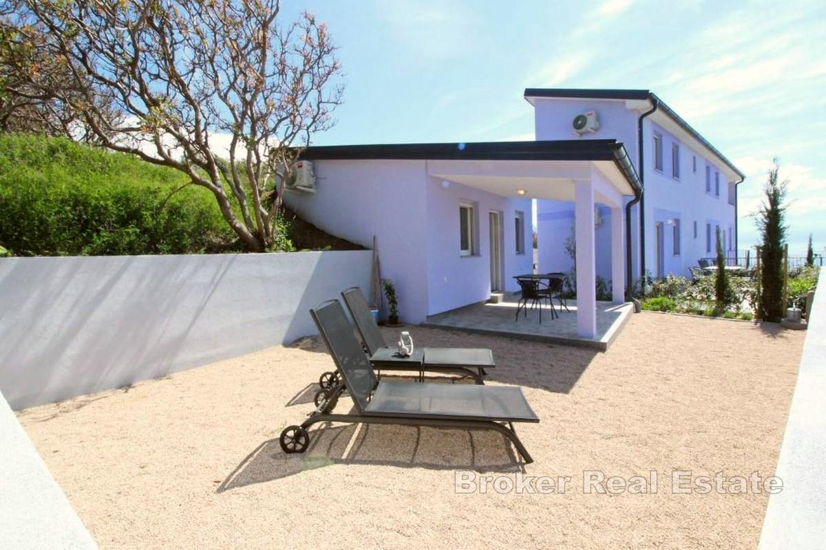 Casa con appartamenti sul mare