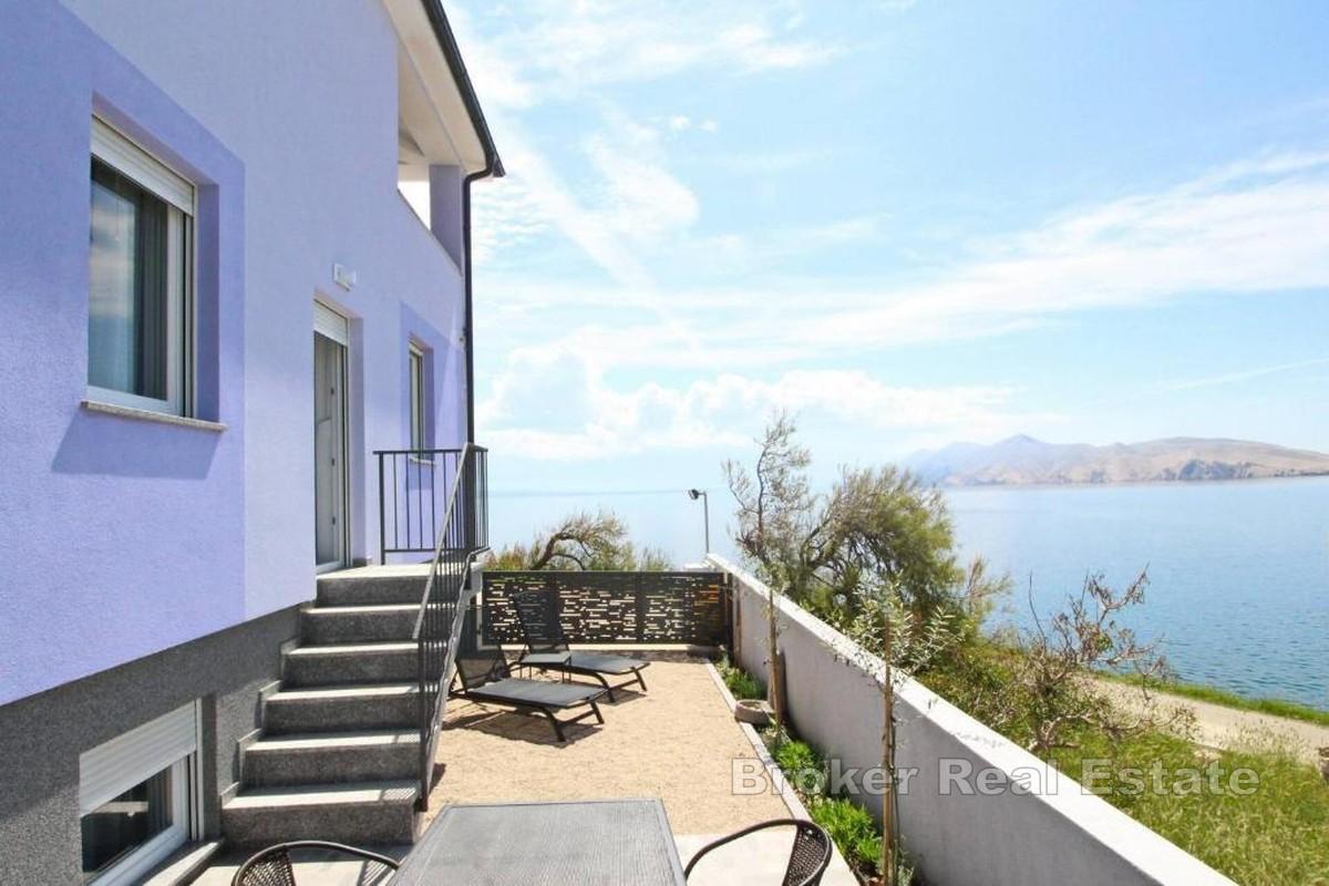Casa con appartamenti sul mare