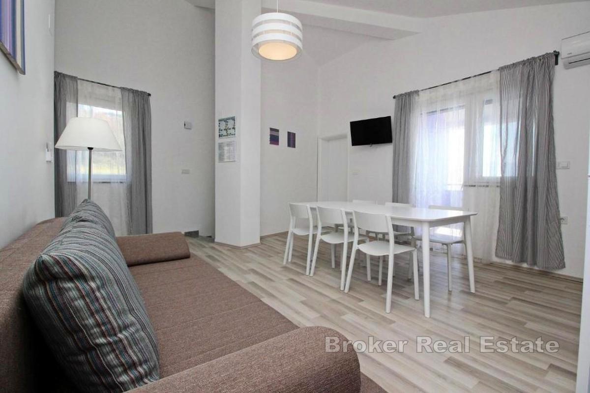 Casa con appartamenti sul mare