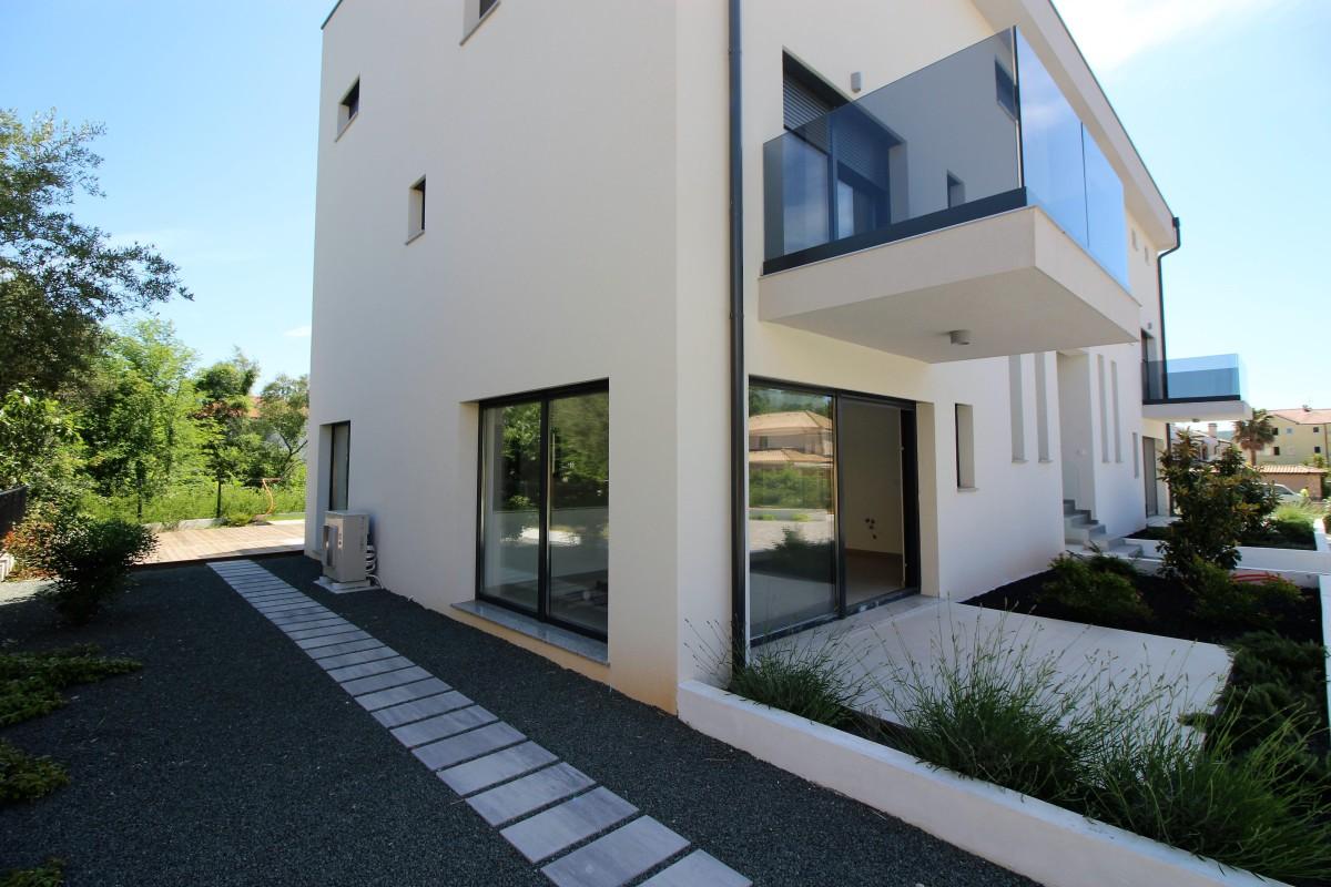 Moderne Maisonette-Wohnung mit Pool