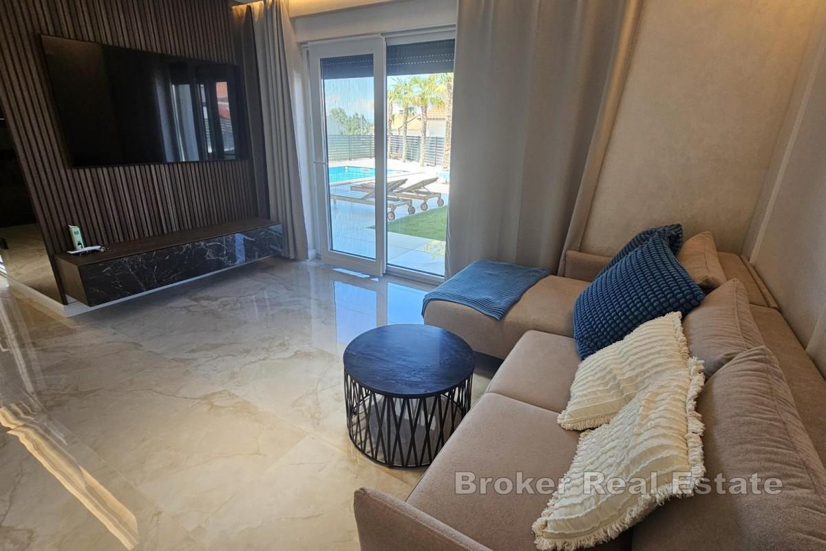 Wohnung mit Pool und Garten