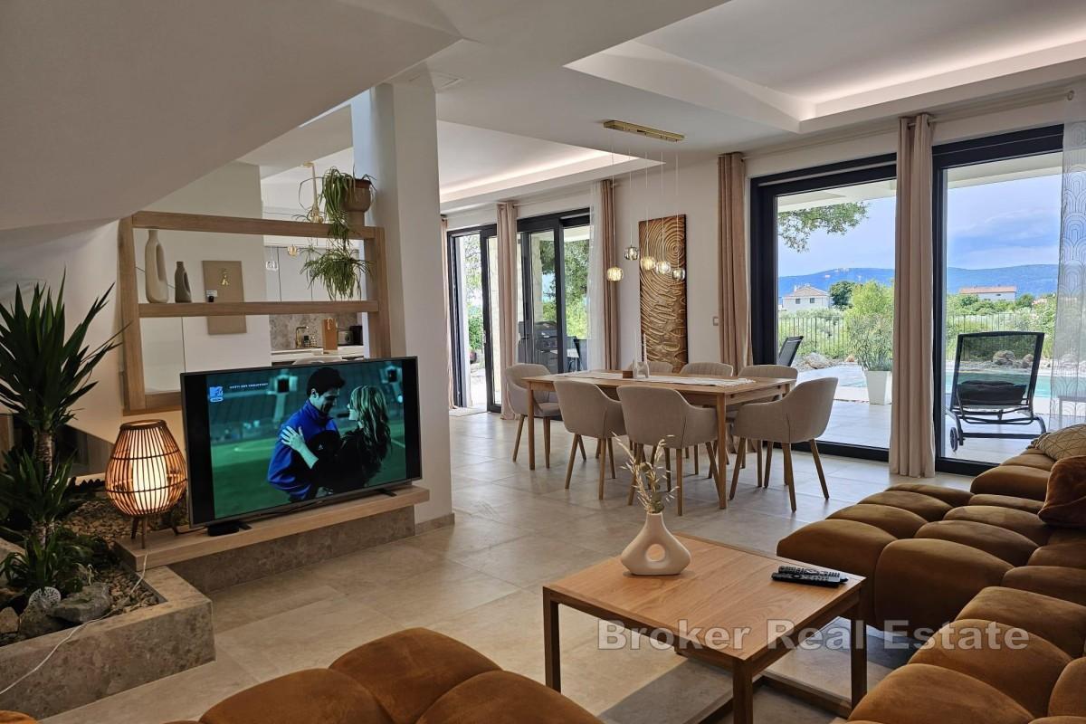 Moderne villa med basseng
