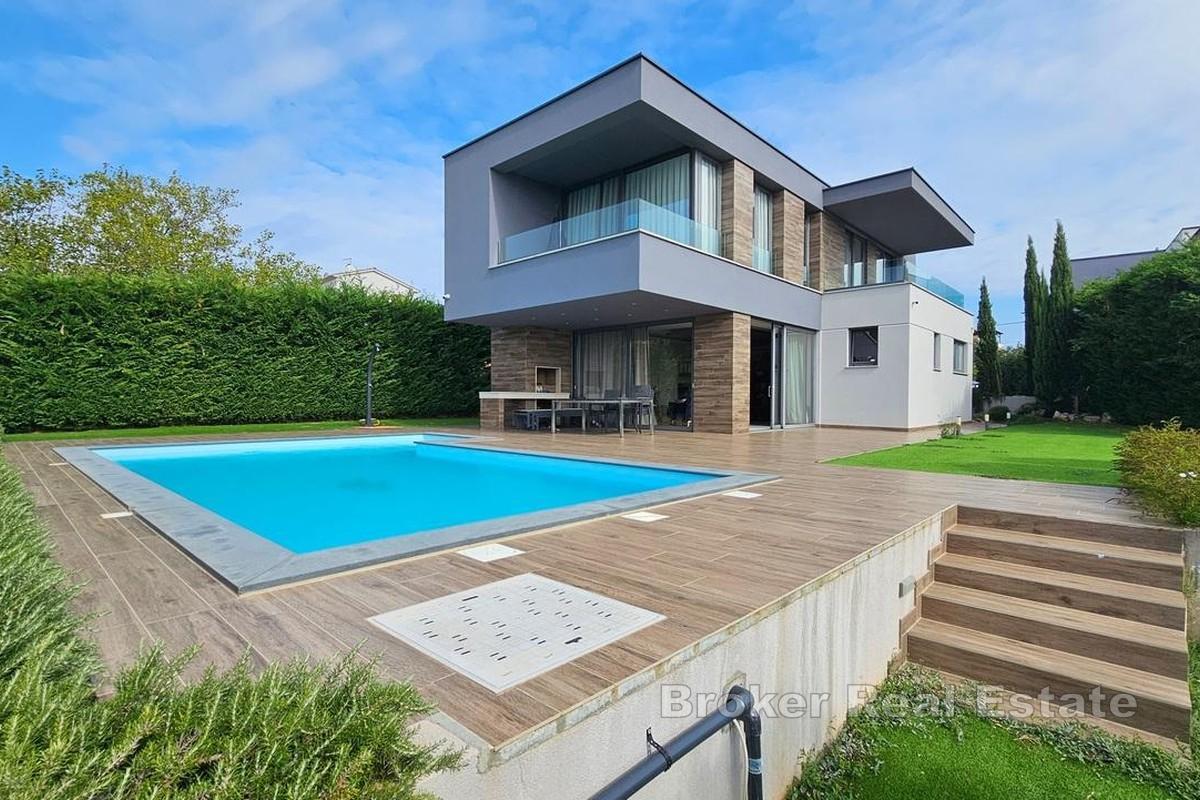 Moderne Villa mit Pool und Meerblick