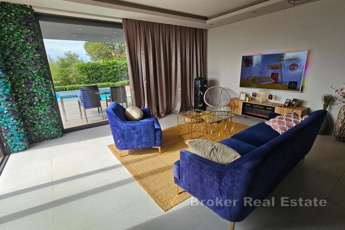 Moderne Villa mit Pool und Meerblick