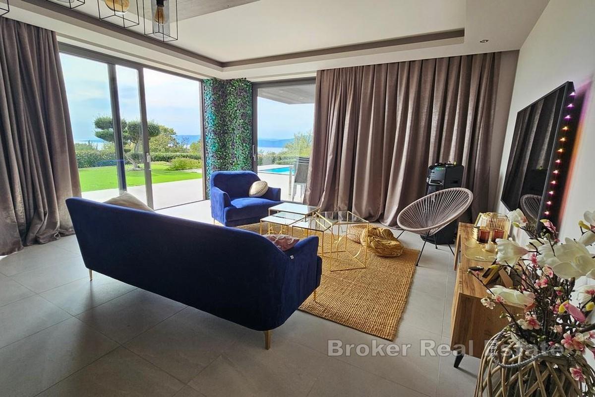 Moderne Villa mit Pool und Meerblick