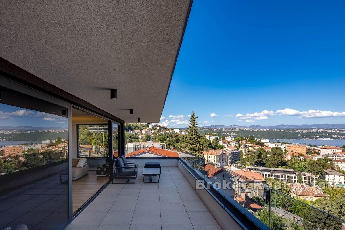 Elegancki penthouse z widokiem na morze
