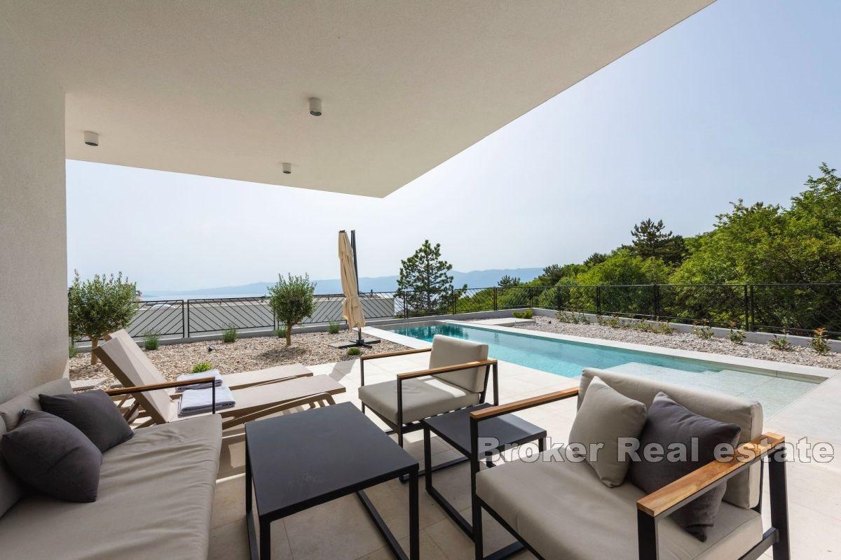 Doppelhaushälfte mit Pool und Meerblick