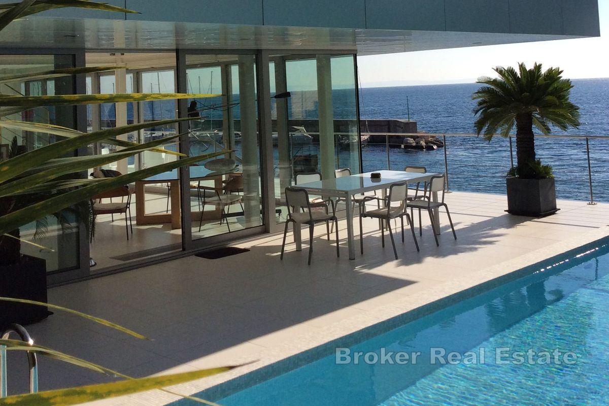 Villa design de luxe, première rangée de la mer