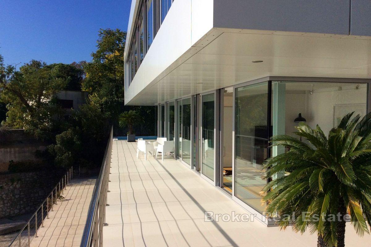 Villa design de luxe, première rangée de la mer