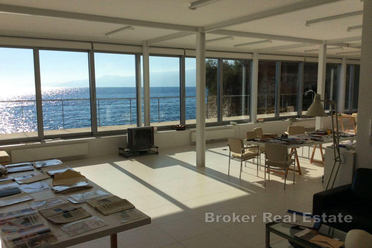 Villa design de luxe, première rangée de la mer