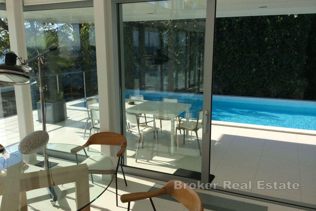 Villa design de luxe, première rangée de la mer