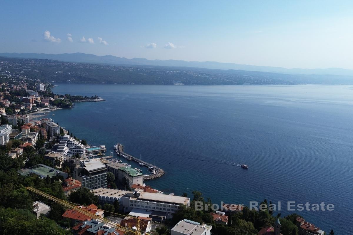 Nuovo edificio moderno con vista mare