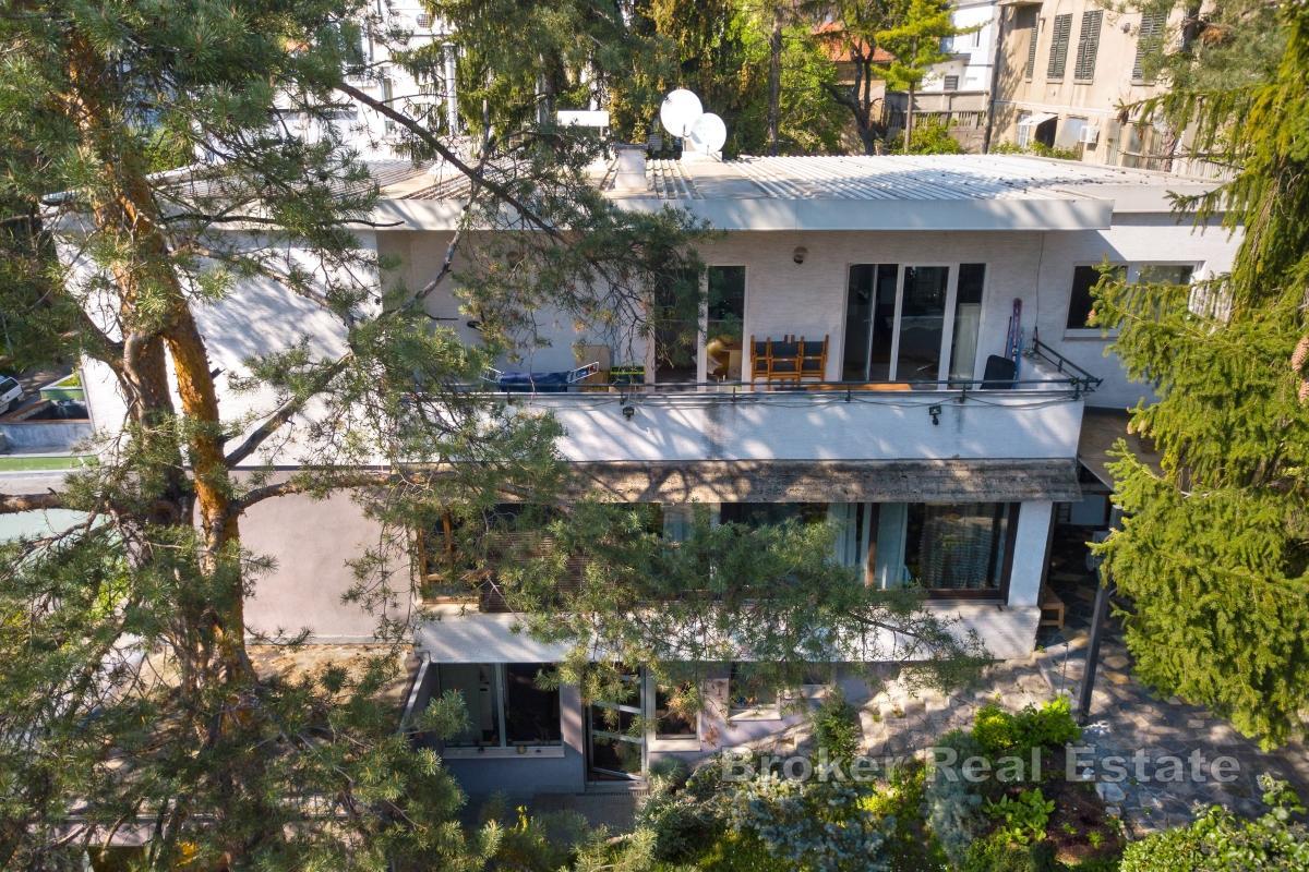 Casa con tre appartamenti, la combinazione perfetta tra privacy e vicinanza al centro