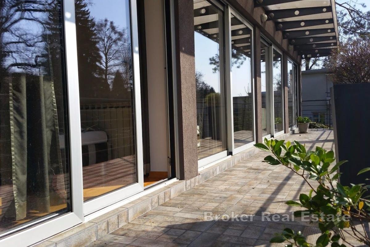 Casa con tre appartamenti, la combinazione perfetta tra privacy e vicinanza al centro
