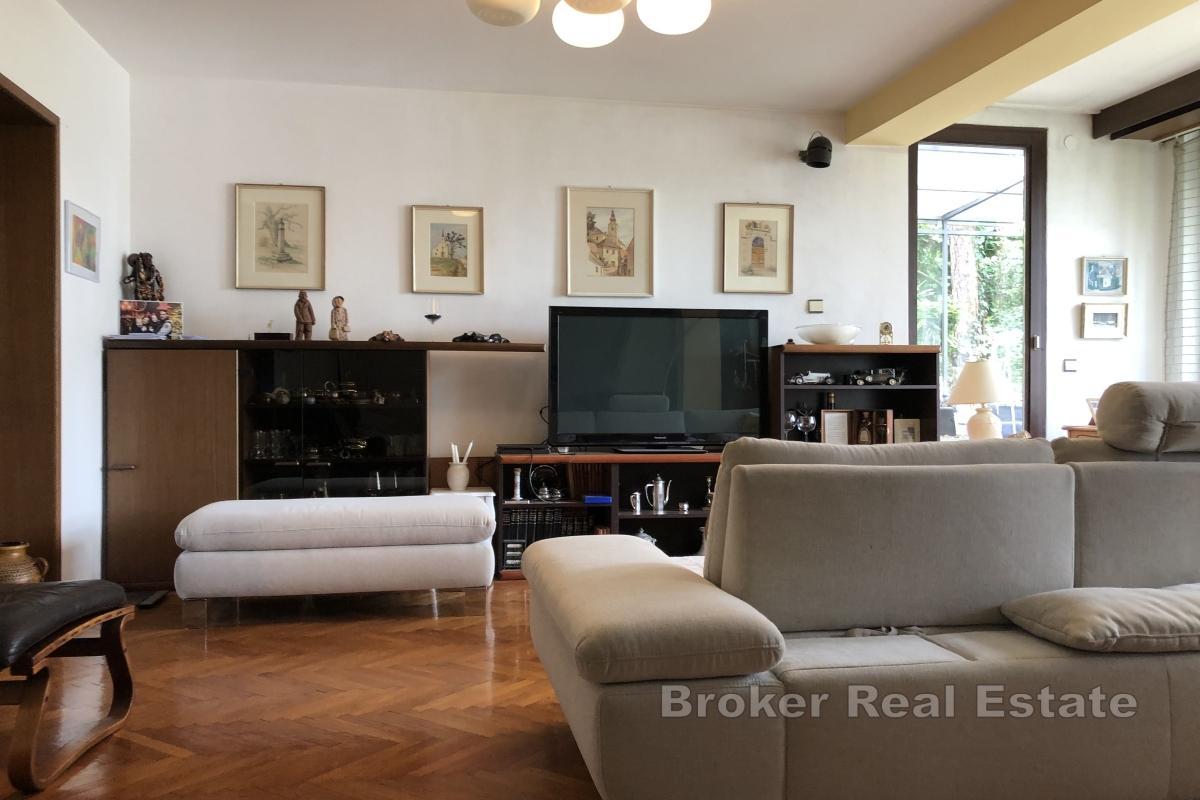 Casa con tre appartamenti, la combinazione perfetta tra privacy e vicinanza al centro