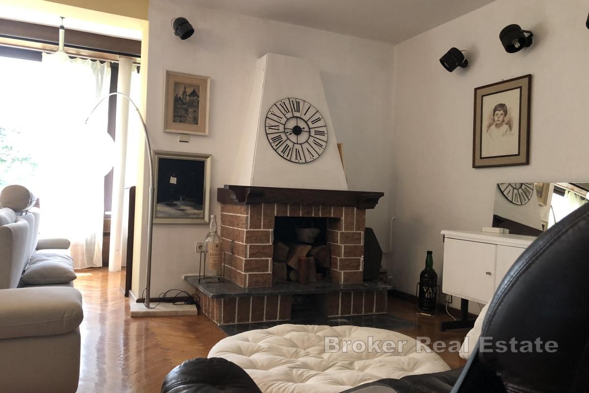 Casa con tre appartamenti, la combinazione perfetta tra privacy e vicinanza al centro