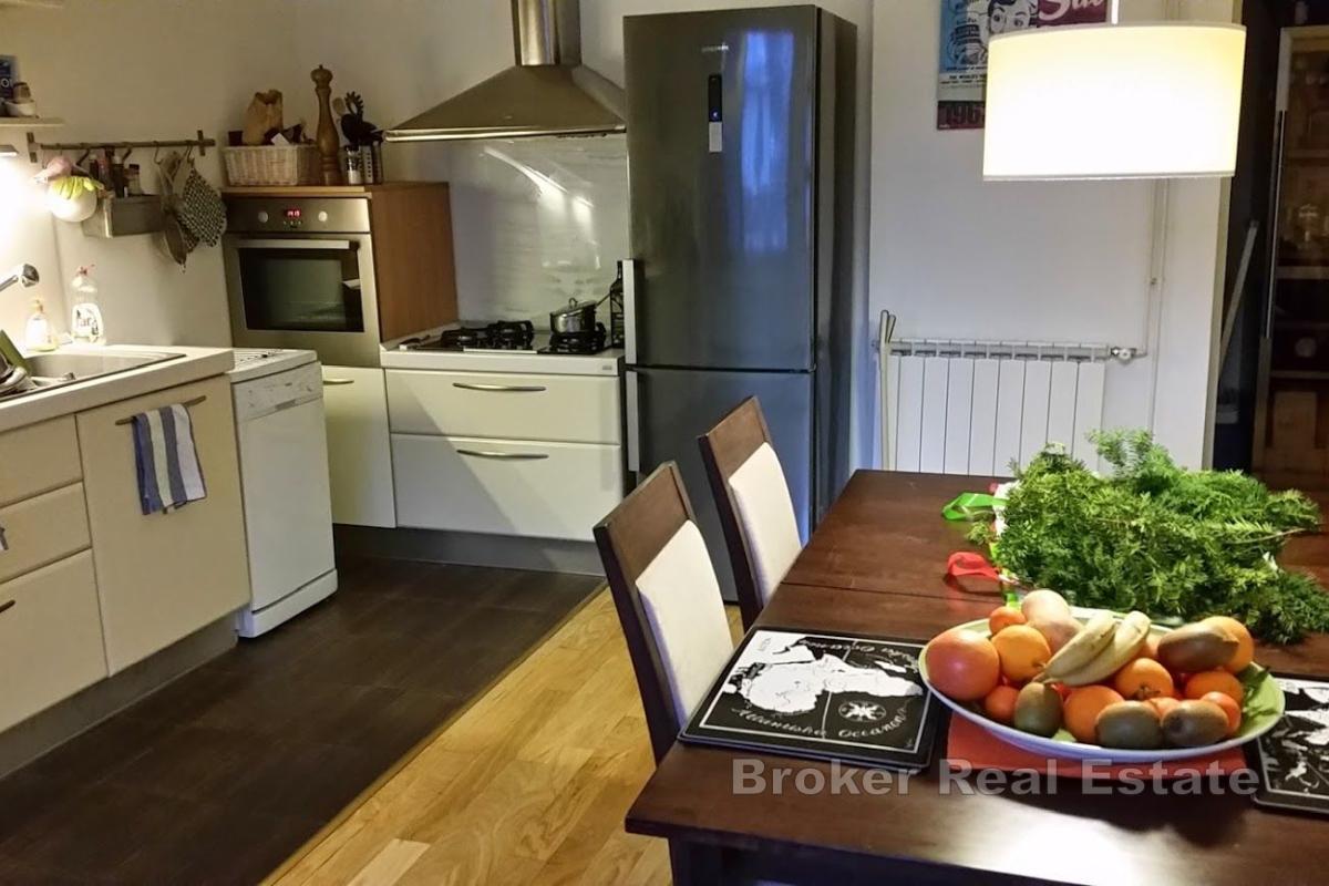 Casa con tre appartamenti, la combinazione perfetta tra privacy e vicinanza al centro