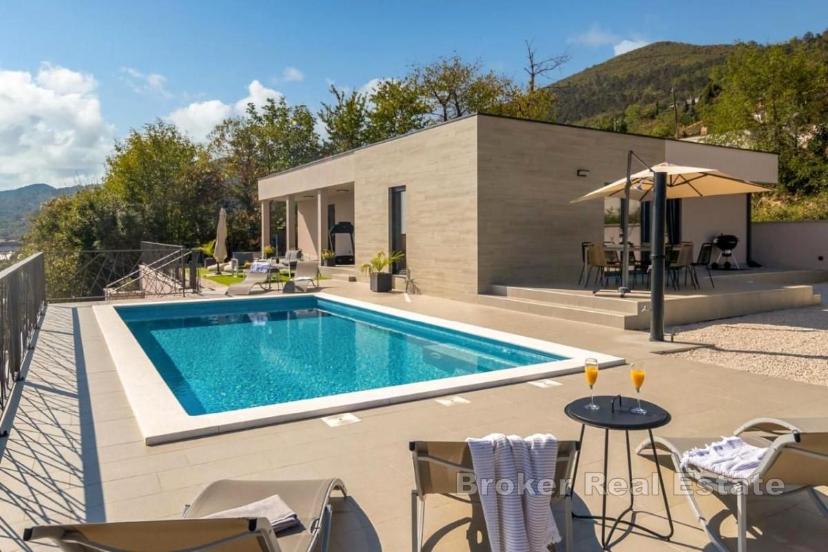 Moderne Villa mit Pool und Meerblick