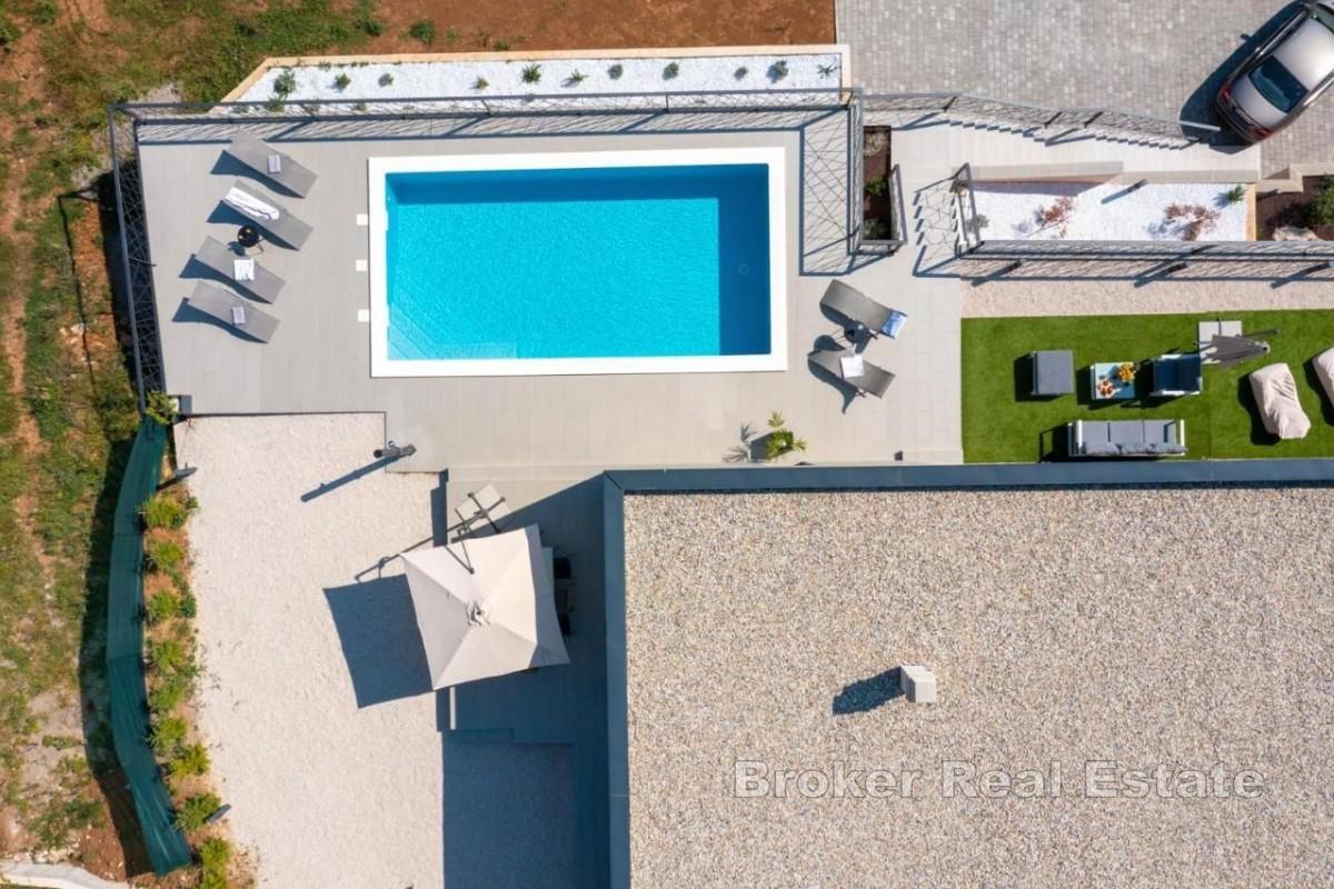 Moderne Villa mit Pool und Meerblick