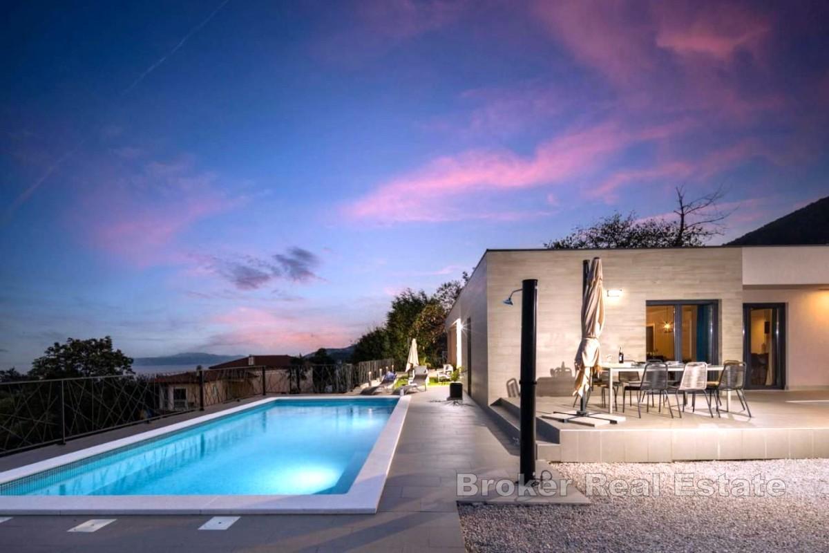 Moderne Villa mit Pool und Meerblick