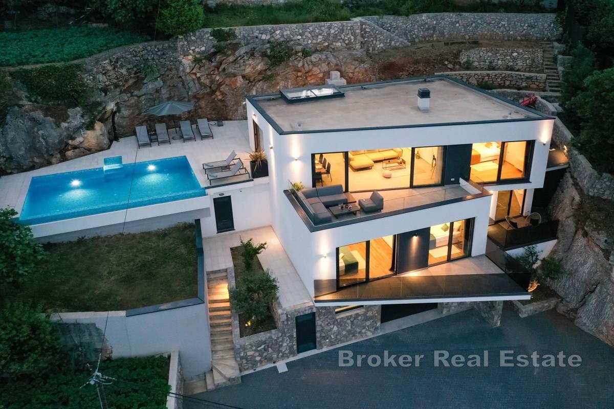 Villa mit Pool und Meerblick