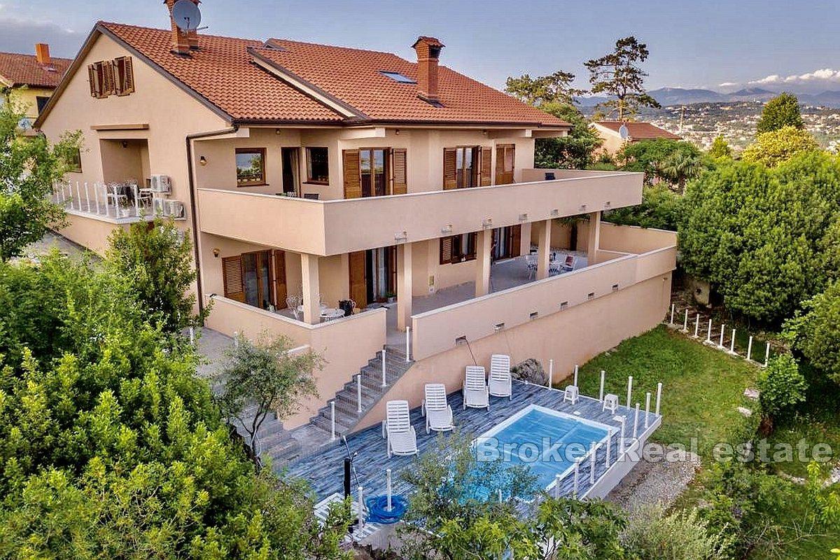 Ferienhaus mit Pool und Meerblick