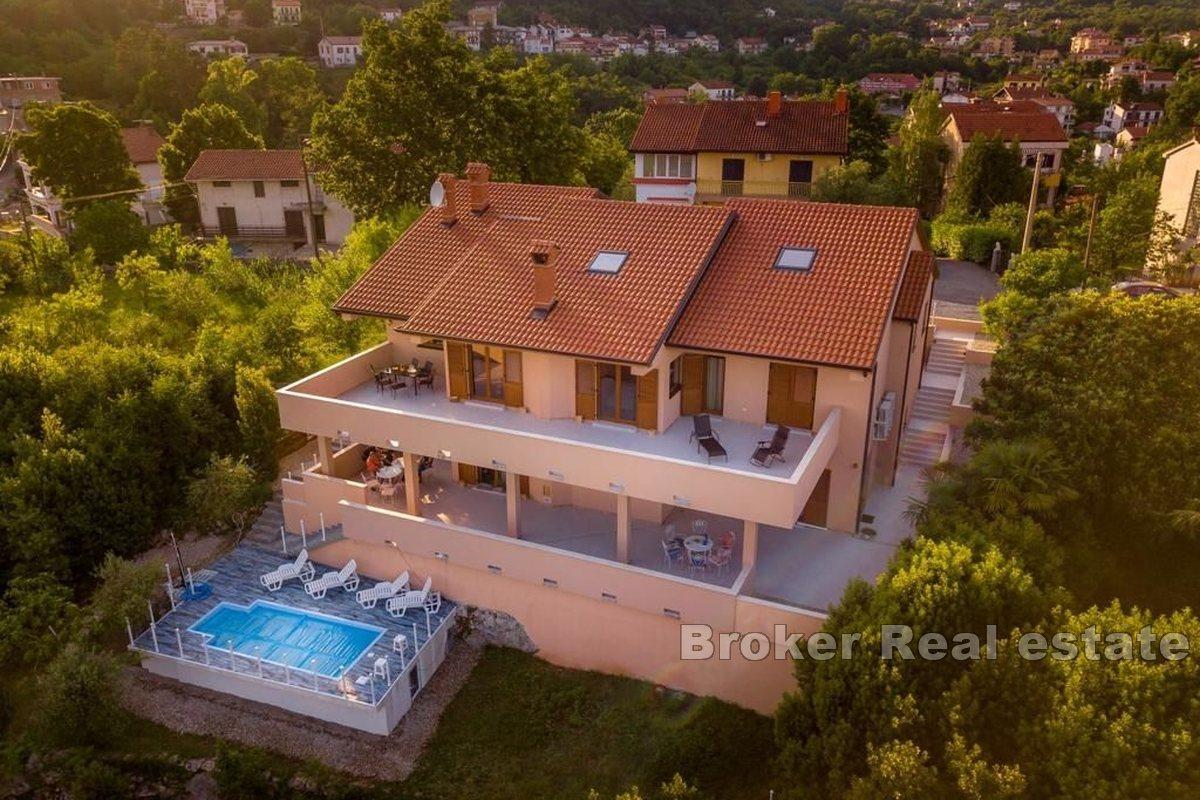Ferienhaus mit Pool und Meerblick