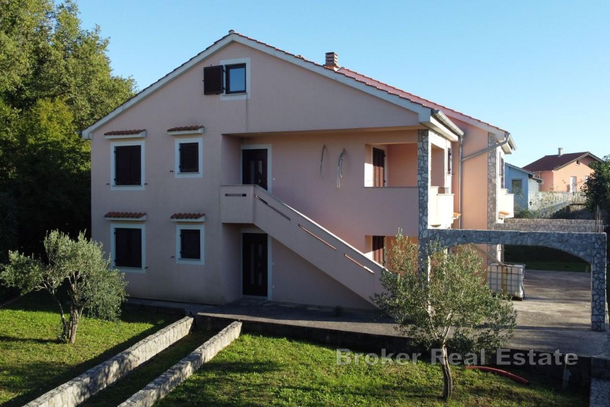 Casa con quattro appartamenti e una mansarda