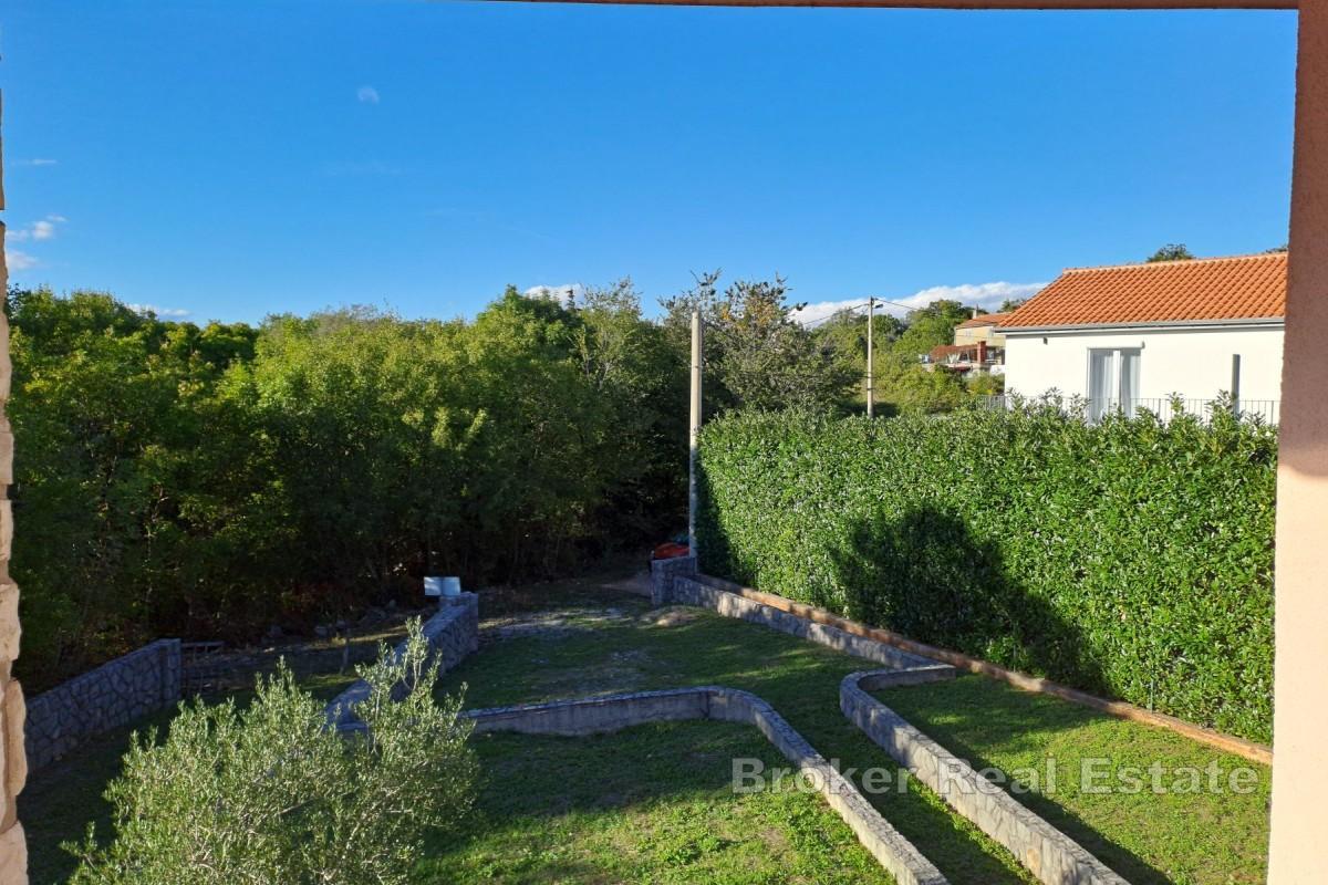 Casa con quattro appartamenti e una mansarda