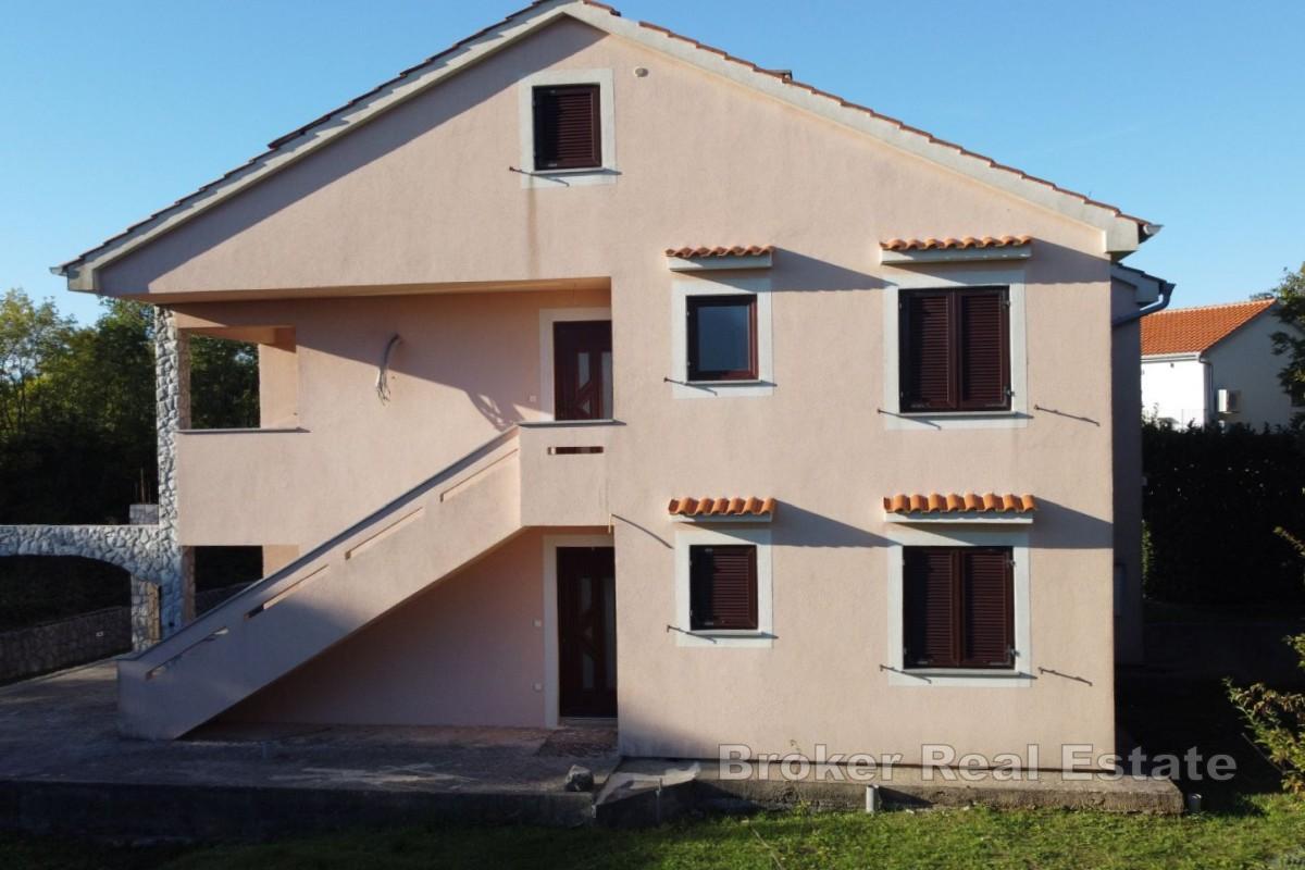 Casa con quattro appartamenti e una mansarda