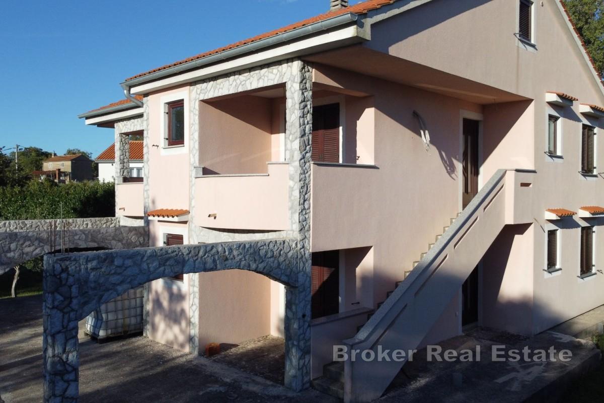 Casa con quattro appartamenti e una mansarda